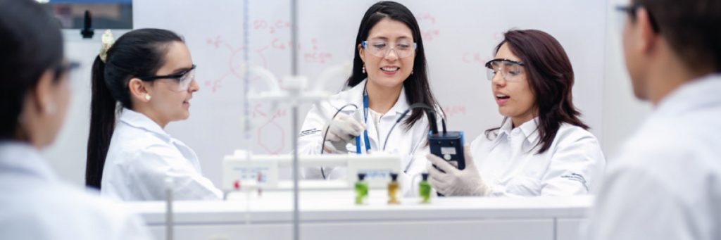 Estudiantes y docente de Química farmacéutica en el laboratorio.