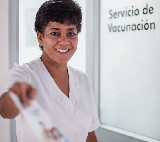Foto enfermera frente al centro de vacunación