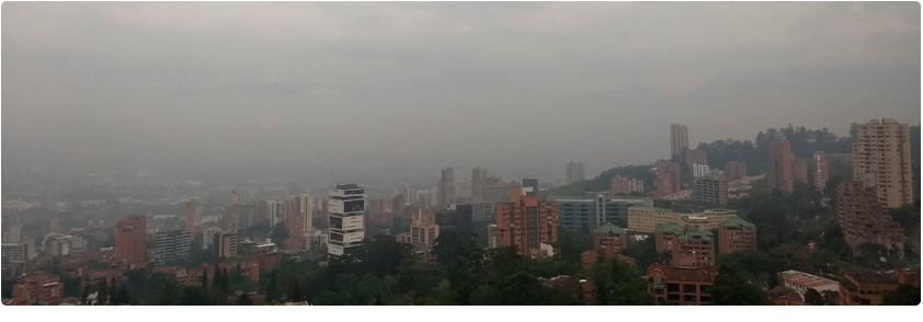 Foto panorámica de la ciudad de Medellín donde se evidencia la contaminación