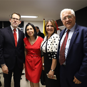 Foto del Rector Jorge Julián Osorio con integrantes del consulado de Perú