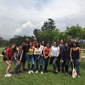 Foto grupal de estudiantes extranjeros en Medellín