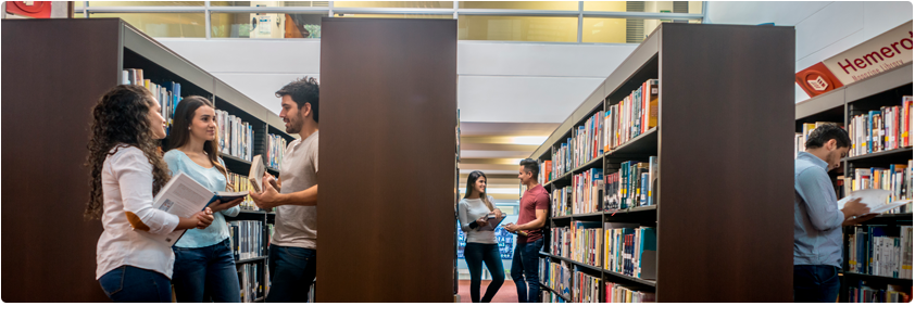 Fotografía de estudiantes en la biblioteca disfrutando los beneficios entre la Universidad CEs y Consorcio Colombia