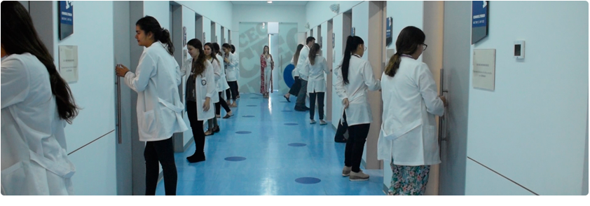 Foto de estudiantes de medicina entrando a los consultorios del CEC