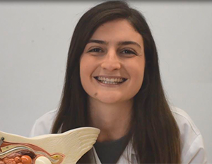 Laura Bertocelli sonriendo en el laboratorio de medicina Veterinaria de la Universidad CES