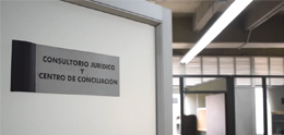 Foto de la puerta de ingreso al Consultorio Jurídico en Sabaneta